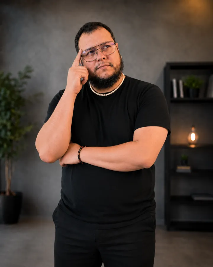 Ramon César de Lima pensando, mão na têmpora